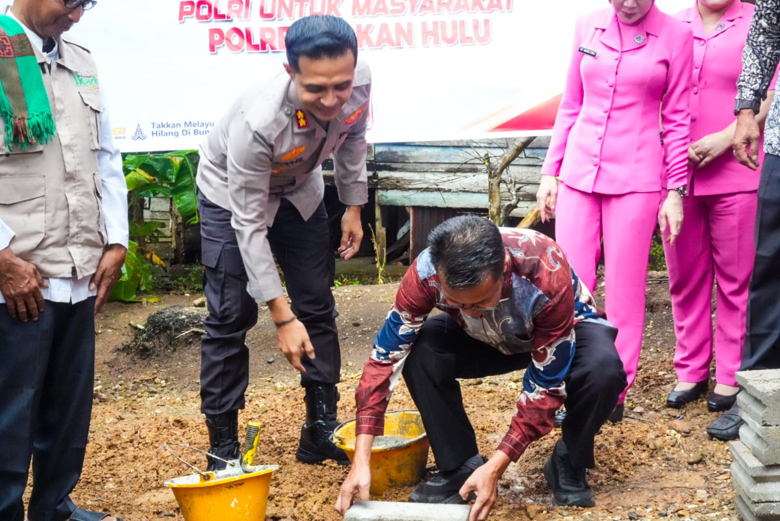 Polres Rohul Bersama Baznas Rohul Bedah Rumah Warga dan Salurkan Bansos di Rambah Hilir